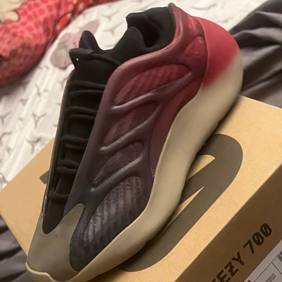 Yeezy 700 - Picture 9 of 9